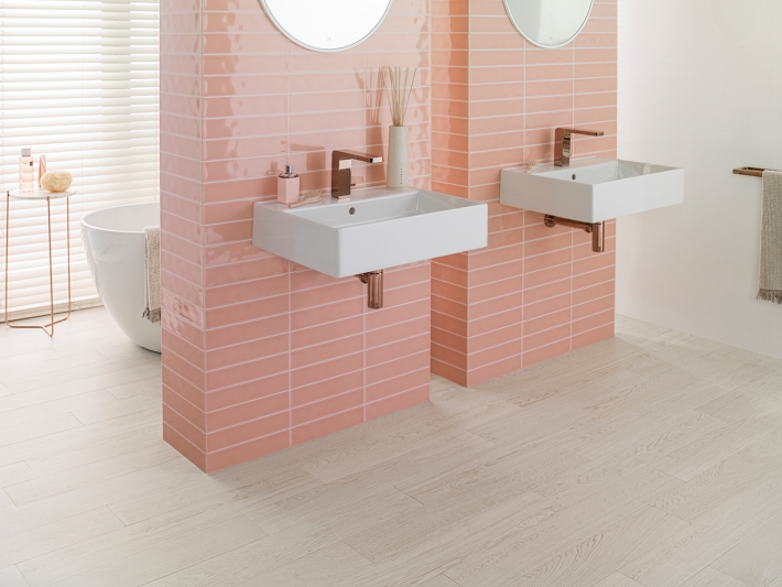 Powdered Pink + Lounge brassware in copper finish: sweet & chic