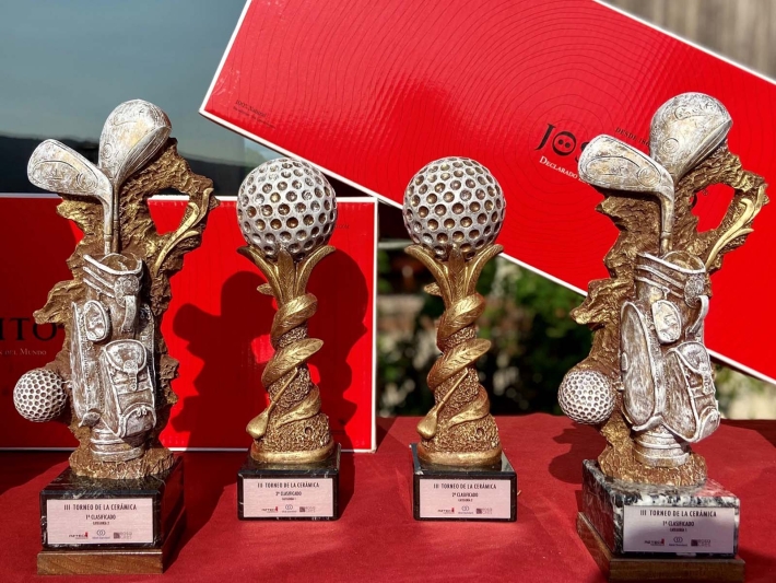Trofeos del III Torneo de la Cerámica de golf celebrado en Mondariz.
