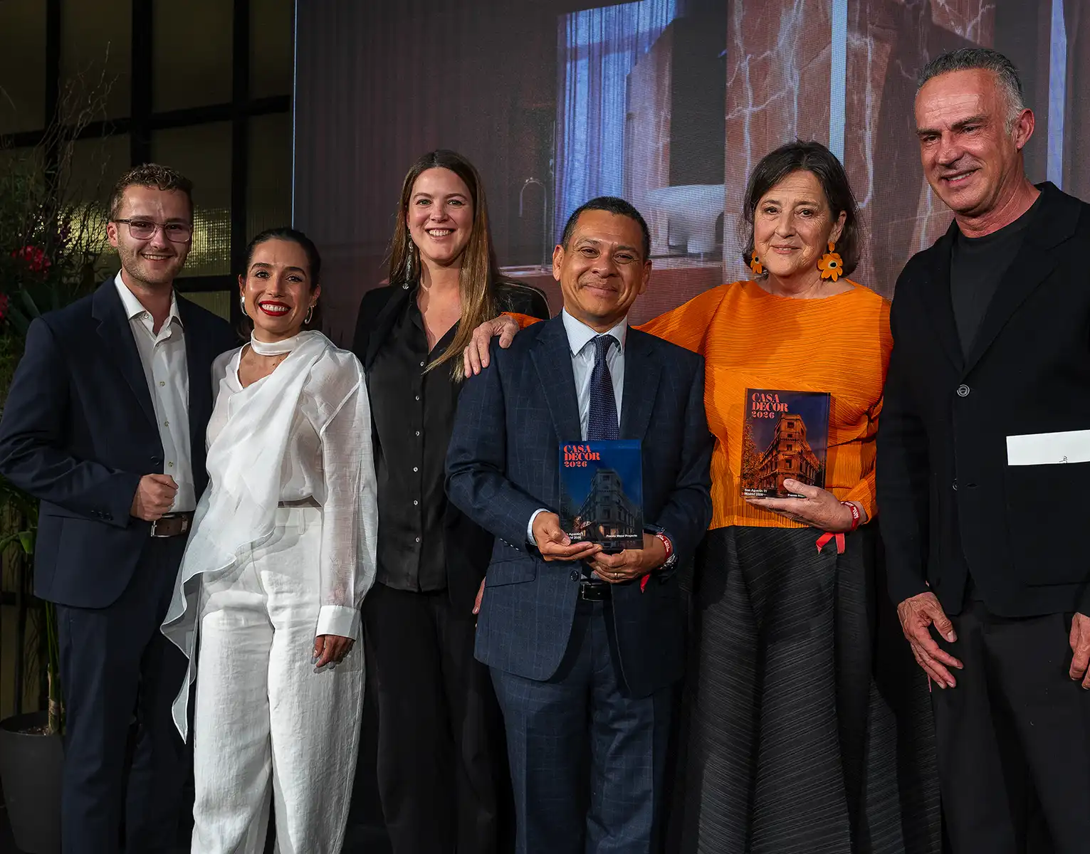 Los equipos e Kaldewei e *ILV Isabel López Vilalta recogen el premio de manos de Ramón Esteve.